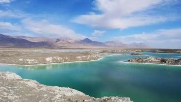 belle vue sur le paysage naturel du lac salé émeraude à qinghai en chine photo