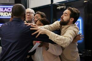 noir Vendredi chaos. agressif violent les acheteurs combat avec Sécurité officier tandis que attendre dans ligne pour Ventes à achats centre commercial entrée, en colère diverse gens en essayant à entrer boutique avant des portes ouvert photo