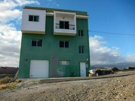 une vert et blanc bâtiment photo