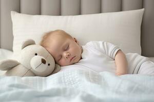 mignonne peu bébé en train de dormir sur lit à maison. adorable enfant avec nounours ours, nouveau née bébé en train de dormir sur une blanc lit, ai généré photo