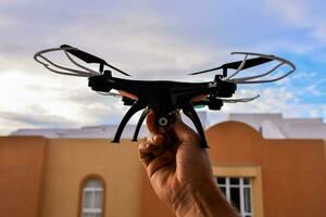main en portant une drone photo