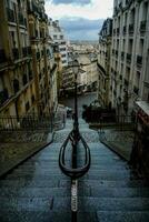 une escalier vers le bas dans le ville photo