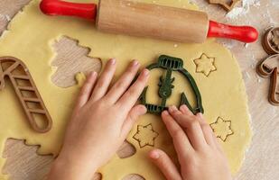 enfants mains avec pain d'épice biscuits sur en bois Contexte photo