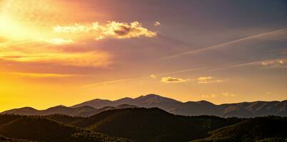 montagnes sur le coucher du soleil Contexte photo