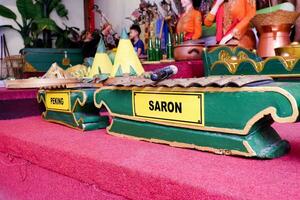 batu - Indonésie, octobre 08, 2023. un de le gamelan musical instruments, nommé saron, vient de surakarta. photo