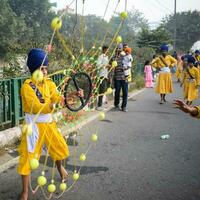 Delhi, Inde, octobre 2, 2023 - sikhs afficher chat et martial les arts pendant annuel Nagar Kirtan, traditionnel, procession sur Compte de anniversaire de gourou nanak dev ji, Nagar kirtan dans est delhi zone photo