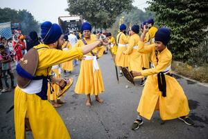 Delhi, Inde, octobre 2, 2023 - sikhs afficher chat et martial les arts pendant annuel Nagar Kirtan, traditionnel, procession sur Compte de anniversaire de gourou nanak dev ji, Nagar kirtan dans est delhi zone photo