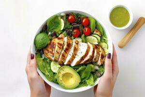 grillé poulet Viande et Frais légume salade de tomate, avocat, laitue, et épinard. ai généré photo