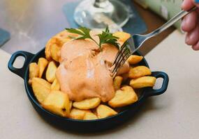 portion de Espagnol patatas bravas avec épicé sauce photo