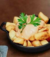 portion de Espagnol patatas bravas avec épicé sauce photo