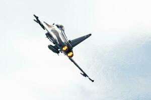 Royal air Obliger eurofighter typhon combattant jet avion en volant. aviation et militaire avion. photo