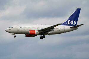 sas scandinave compagnies aériennes passager avion à aéroport. programme vol Voyage. aviation et avion. air transport. global international transport. mouche et en volant. photo