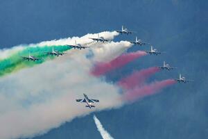 militaire entraîneur avion à air base. italien air Obliger vol entraînement. frecce tricolore voltige équipe. photo