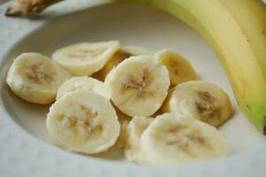 tranché banane sur une assiette fermer photo