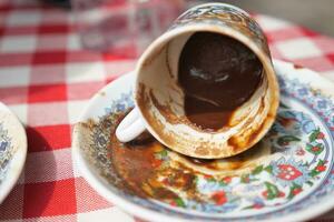 fermer de café effusion sur table photo