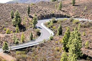 une enroulement route dans le montagnes avec des arbres photo