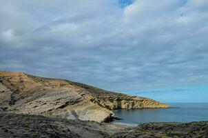 le plage et falaises près le océan photo