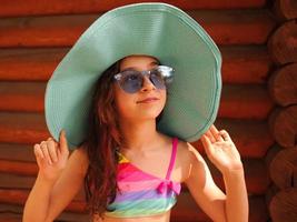 fille dans un chapeau et des lunettes en été. portrait d'une belle fille. photo