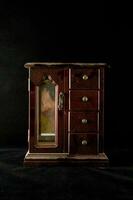 ancien cabinet sur noir Contexte photo