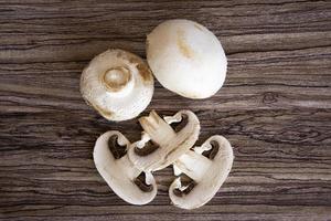 gros plan de champignons entiers et de tranches photo