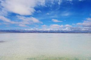 magnifique paysage majestueux du lac salé de caka au qinghai en chine photo