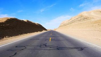 vue paysage de ciel bleu ensoleillé et autoroute à qinghai en chine photo