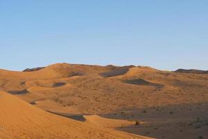 belle vue sur le paysage au crépuscule du désert à dunhuang gansu en chine. photo