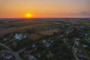 drohiczyn, pologne 2021- vue aérienne de la cathédrale au coucher du soleil photo