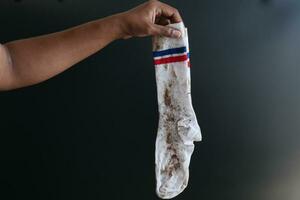 Hommes sale chaussettes sur noir Contexte photo