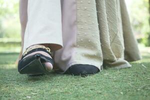 endommagé femmes vieux usé déchiré chaussures, photo