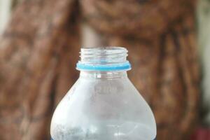 ouvert une casquette de une Plastique l'eau bouteille photo