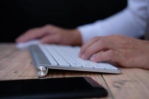 matériel de bureau, clavier sur fond de table photo