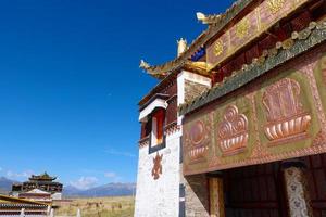 monastère bouddhiste tibétain temple arou da à qinghai en chine. photo