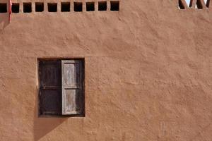 Vieux mur de maison et fenêtre en bois village de tuyoq valleyxinjiang chine. photo