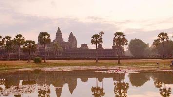 Patrimoine de l'ancien temple angkor wat à l'aube à siem ream, cambodge