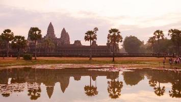 Patrimoine de l'ancien temple angkor wat à l'aube à siem ream, cambodge