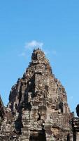 face à la tour du temple bayon, siem reap cambodge photo