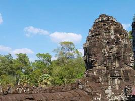 face à la tour du temple bayon, siem reap cambodge photo