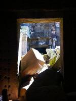 Ruine de pierre au temple de ta prohm, siem reap cambodge. photo