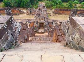 Échelle de pierre à l'ancienne ruine khmère bouddhiste de pré rup, siem reap photo