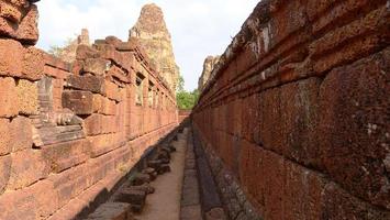 Mur de pierre en pierre à l'ancienne ruine khmère bouddhiste de pre rup, siem reap photo