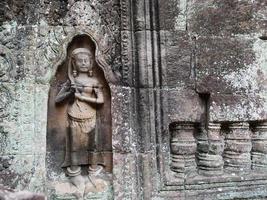 sculpture sur pierre au temple de ta som, siem reap cambodge. photo