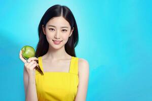 une femme en portant un Pomme et souriant, ai génératif photo