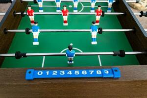 fermer de Les figures de Plastique joueurs dans une Football correspondre. photo