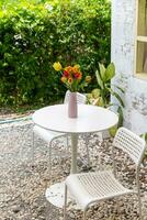 vase avec magnifique fleurs sur table dans Extérieur photo