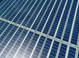 aérien vue de solaire panneaux ou photovoltaïque sur usine toit. solaire Puissance pour vert énergie. durable renouvelable énergie. solaire cellule panneaux produire électricité de Soleil lumières. photovoltaïque ou p.v. photo