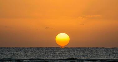 magie lever du soleil avec une brûlant et déchiré Orange Soleil à le horizon de le rouge mer dans Egypte panorama photo