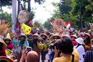 gresik, Indonésie, 20 août 2023 - carnaval les participants portant typique paysan vêtements. dans commémoration de l'indonésie indépendance journée. photo