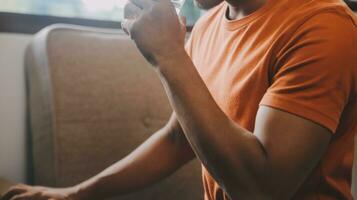 satisfait caucasien réussi gars, pigiste ou PDG, se détend à lieu de travail avec jambes jeté sur tableau. élégant gars les usages ordinateur portable, parcourt le l'Internet, regards pour des idées pour une projet, séance à le bureau photo