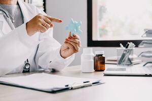 femelle médecin en portant virtuel poumons dans main. dessiné à la main Humain organe, copie espace sur droite côté, brut photo couleurs. soins de santé hôpital un service concept Stock photo